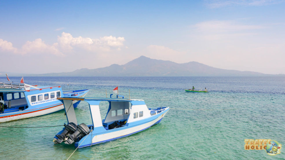 Les 2 bateaux de plongée du resort Onong