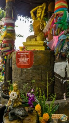 Une des statues au pied du Big Buddha à Phuket