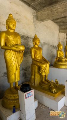 Plusieurs statues dorées de Buddha à Phuket