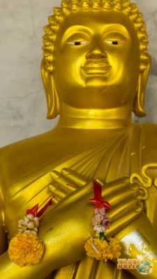 Des offrandes dans les mains de Buddha à Phuket