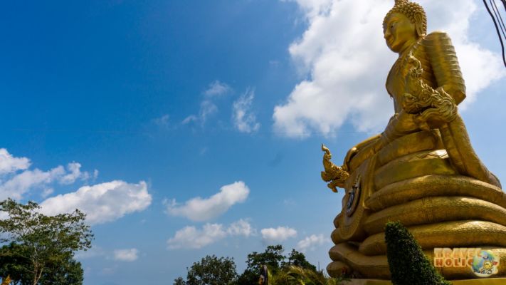 Le regard bienveillant d'un Buddha doré à Phuket