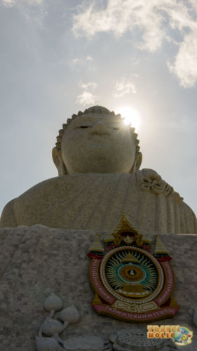 Rayon de soleil derrière le Big Buddha à Phuket