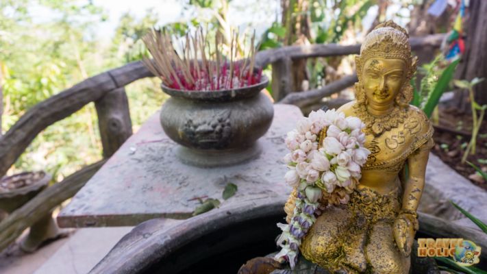 Offrandes et statue en l'honneur de Buddha