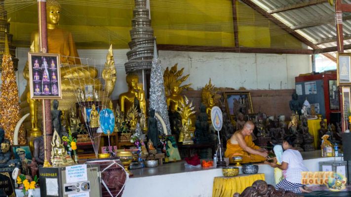 Bénédiction par un moine bouddhiste à Phuket