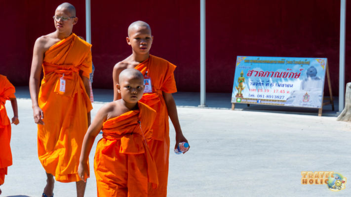 Jeune moine bouddhiste devant le Big Buddha de Phuket