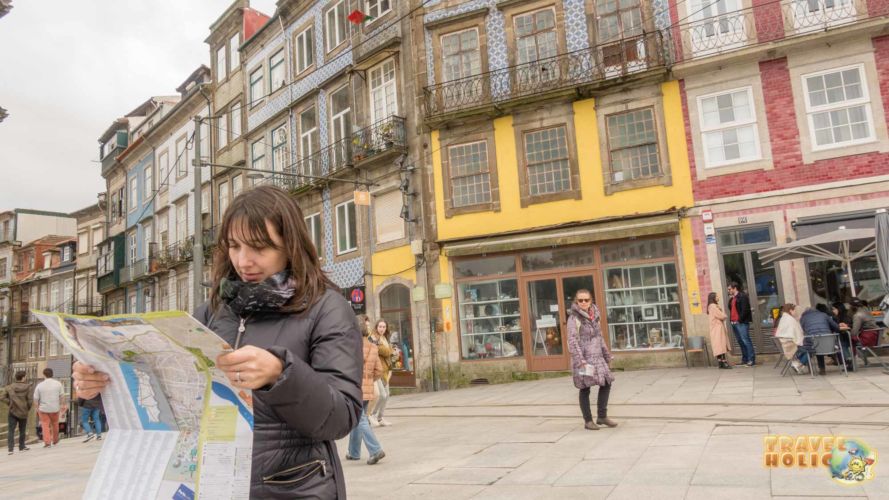Devant la Torre dos Clerigos à Porto