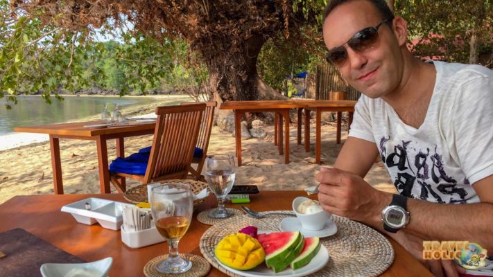 Déjeuner les pieds dans le sable sur la plage du Siladen Resort & Spa