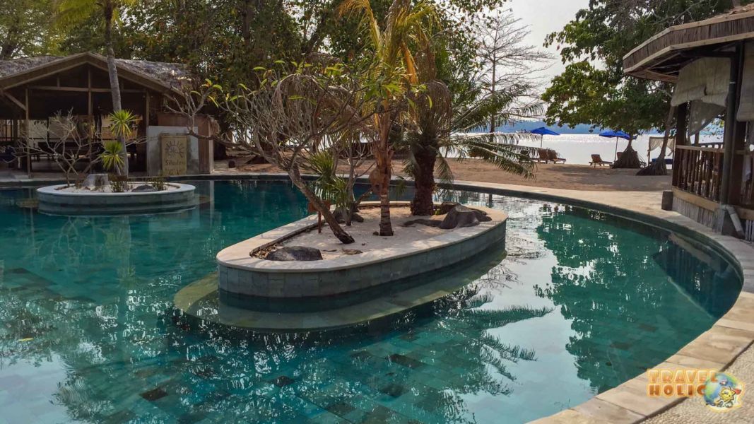 La piscine et la plage du Siladen Resort & Spa