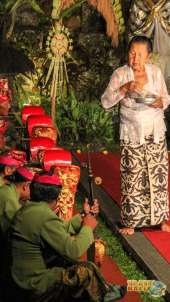 Bénédiction avant le spectacle de danse balinais à Ubud