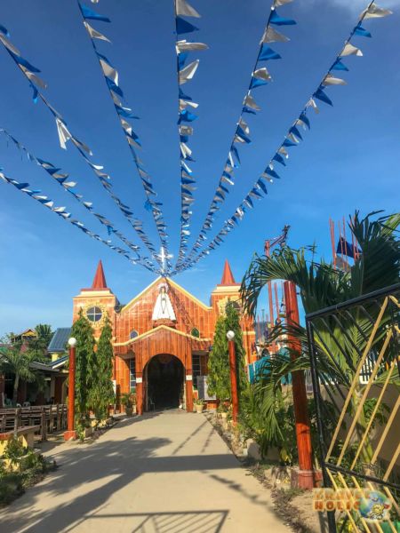 Eglise dans une rue du village à Malapascua
